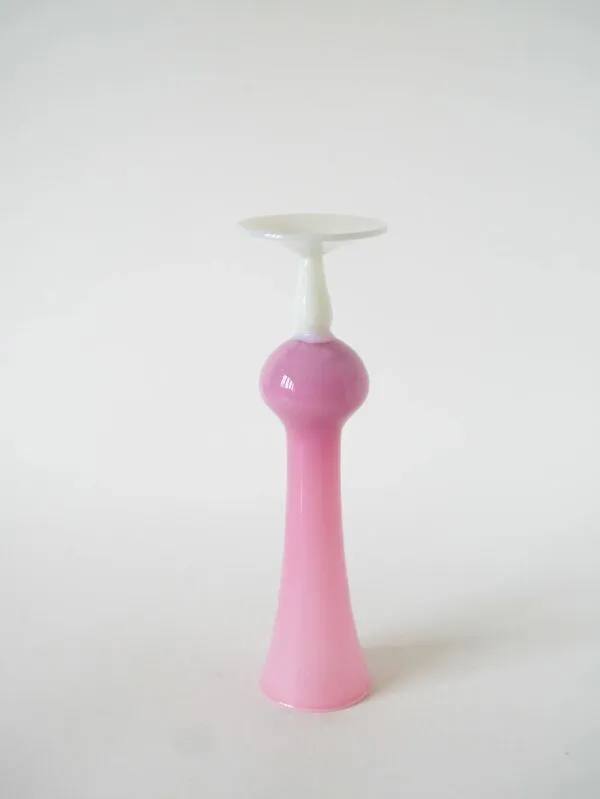 Illustration numéro 2 du produit Vase soliflore en opaline, rose et pieds blanc, 1970