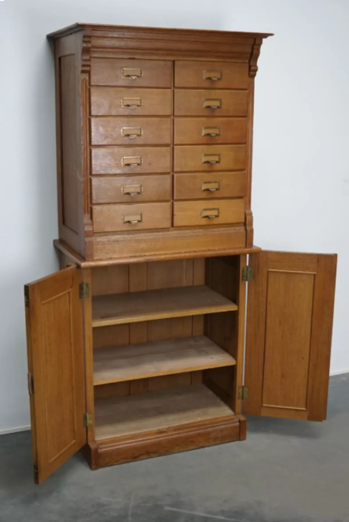 Illustration numéro 2 du produit Apothecary or oak binder Netherlands 1930s