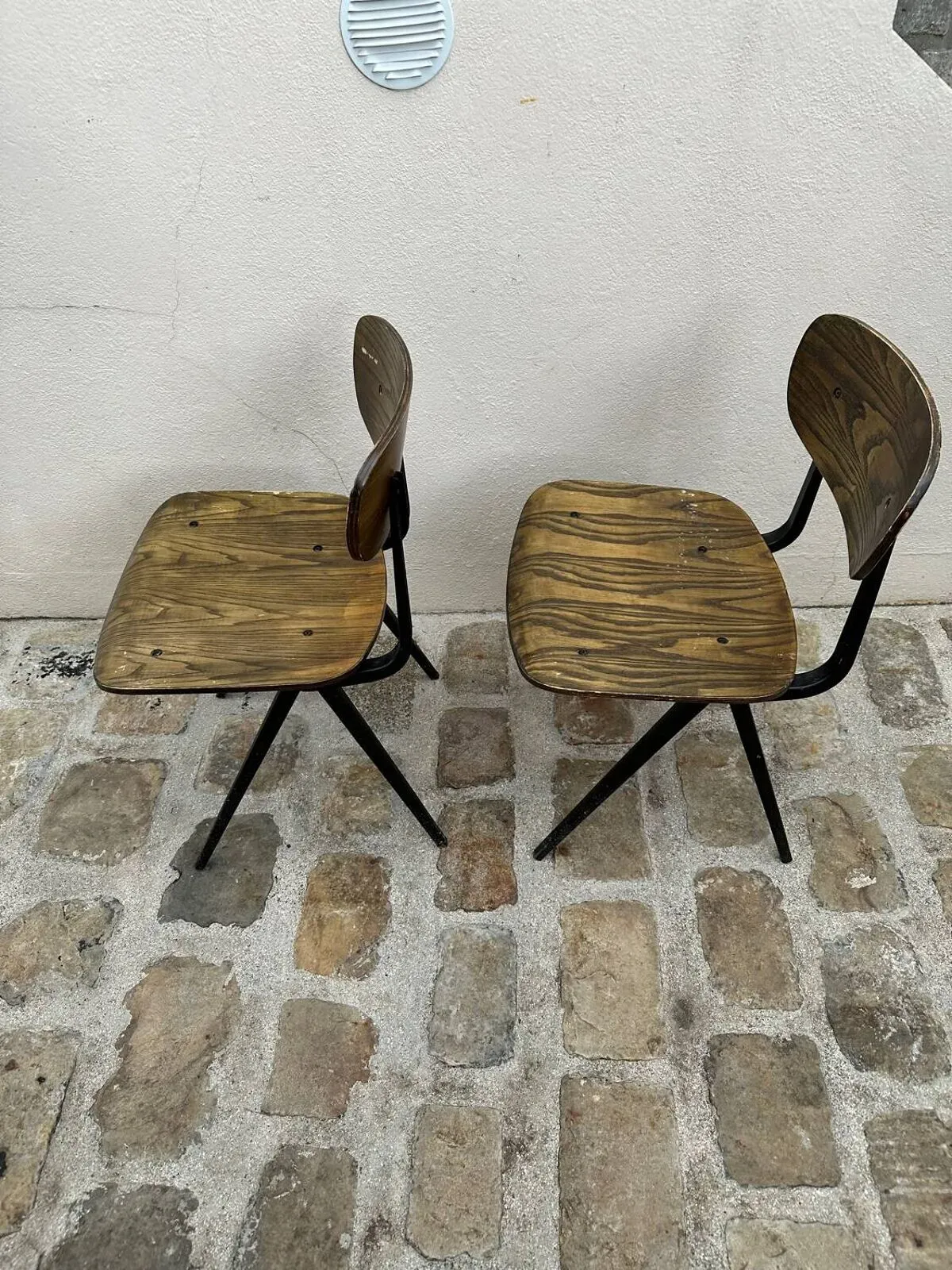 Illustration numéro 2 du produit 2 chaises style industriel en bois et métal