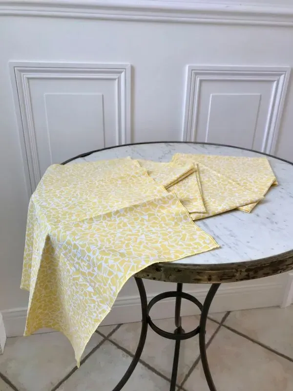 Illustration numéro 2 du produit Lot de 6 serviettes de toilettes jaune à motifs années 60-70