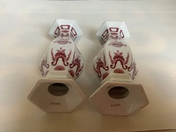 Illustration numéro 2 du produit Paire de bougeoirs hexagonaux bordeaux