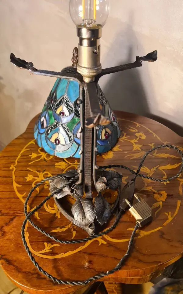 Illustration numéro 2 du produit lampe pied  fer forgé ancienne ,1900 a 40 avec abat jour verre vitrail soud