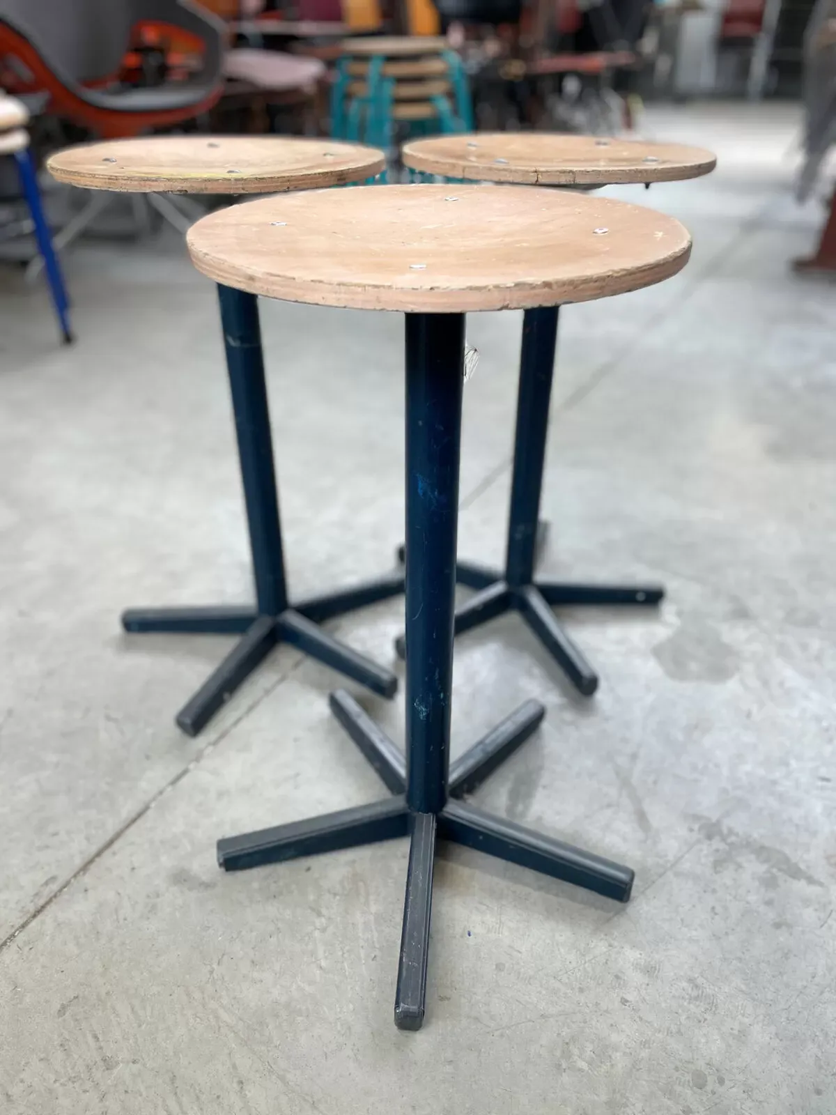 Illustration numéro 2 du produit Tabourets industriels métal et bois pieds étoile Pays-Bas années 70