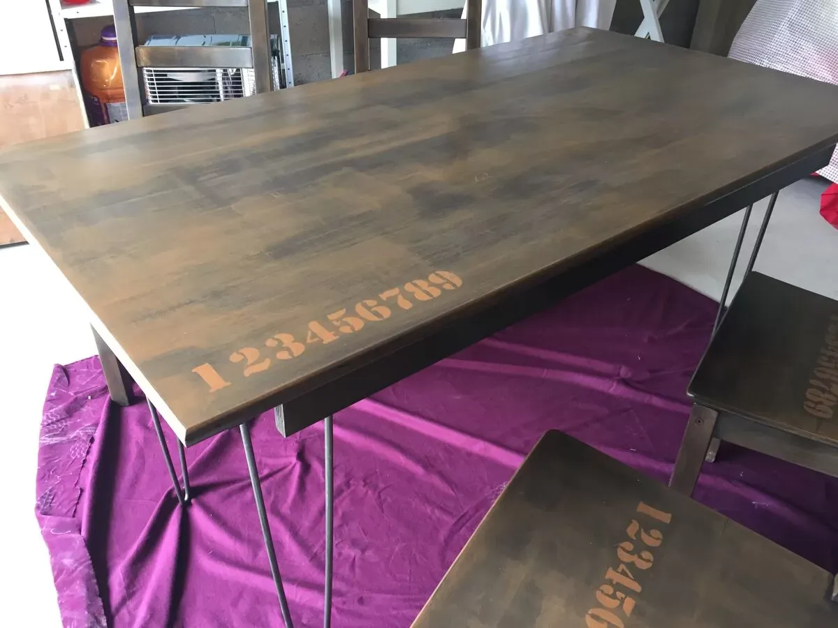 Illustration numéro 2 du produit Ensemble table et chaises