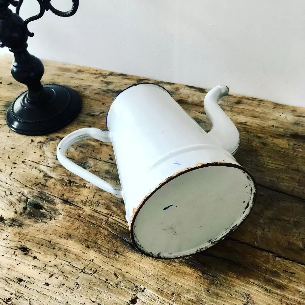 Illustration numéro 2 du produit Théière en tôle émaillée