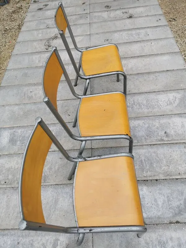 Illustration numéro 2 du produit Lot de trois chaises d'école vintage