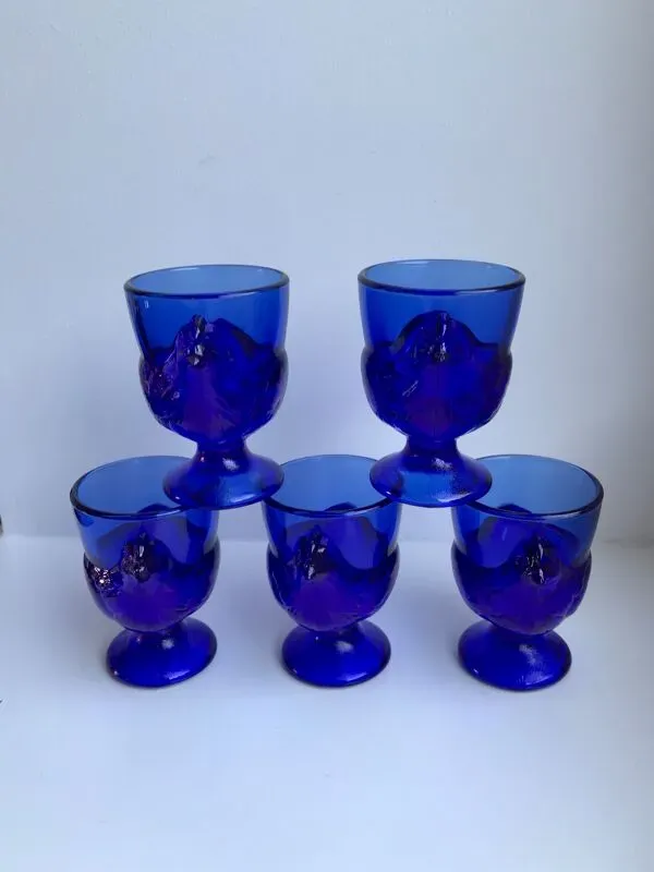 Illustration numéro 2 du produit Lot de 5 coquetiers modèle poule en verre couleur bleu roi années 70