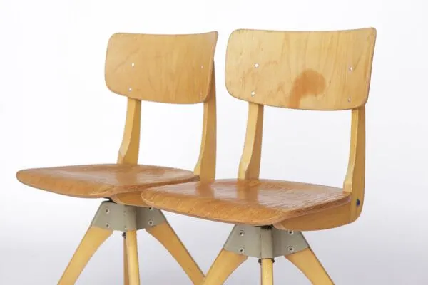 Illustration numéro 2 du produit Paire de chaises pivotantes vintage Casala, années 1970, en hêtre industriel allemand.