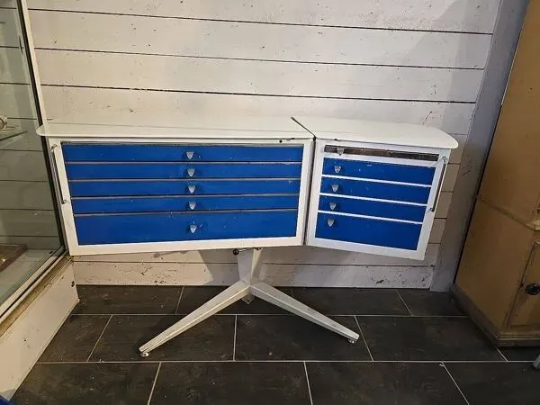 Illustration numéro 2 du produit Meuble de dentiste meuble de métier gallus des années 60