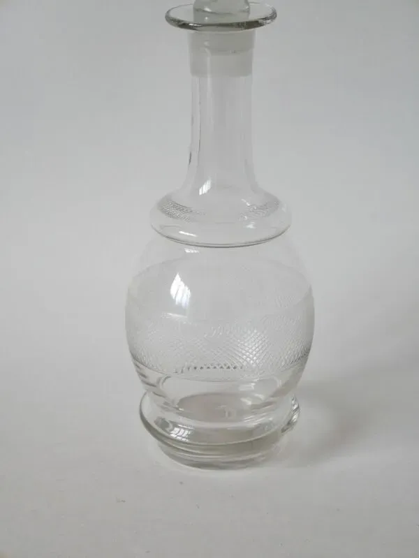 Illustration numéro 2 du produit petite carafe à vin en verre gravé début XXème