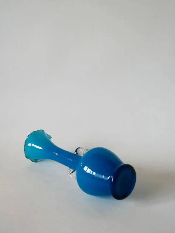 Illustration numéro 2 du produit Vase en opaline bleu ciel dentelé et petites anses design 1960