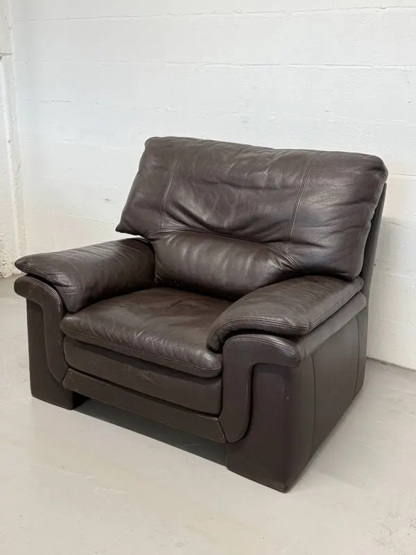 Illustration numéro 2 du produit Fauteuil club vintage en cuir marron foncé style années 1980