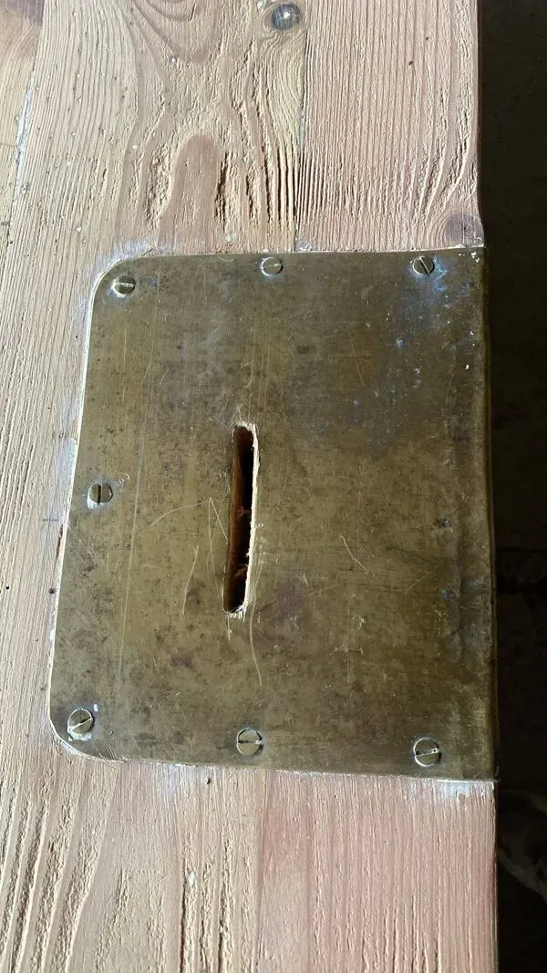 Illustration numéro 2 du produit Grand comptoir de mercerie ancien en bois brut – 296 cm