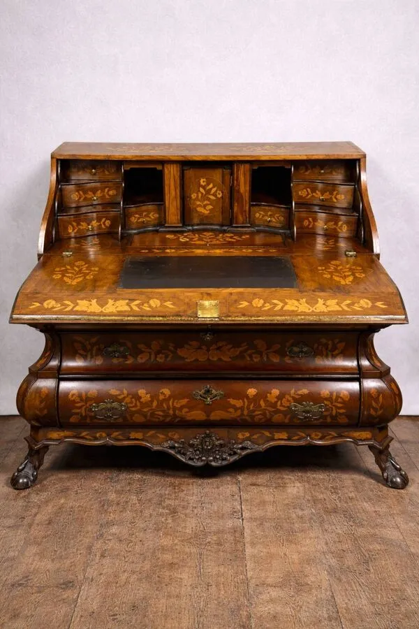 Illustration numéro 2 du produit Important commode sciban galbée Hollandaise époque Louis XV, en marqueterie