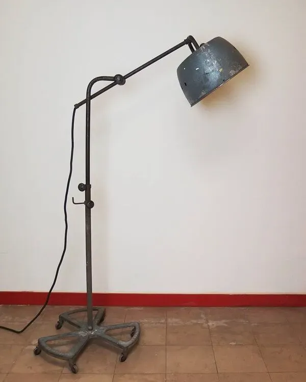 Illustration numéro 2 du produit Lampadaire industriel R G Levallois