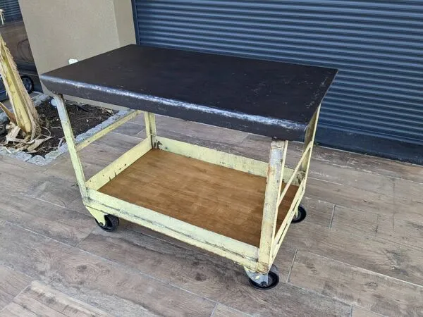 Illustration numéro 2 du produit Chariot d’atelier Renault années 50, esprit industriel et patine d’origine