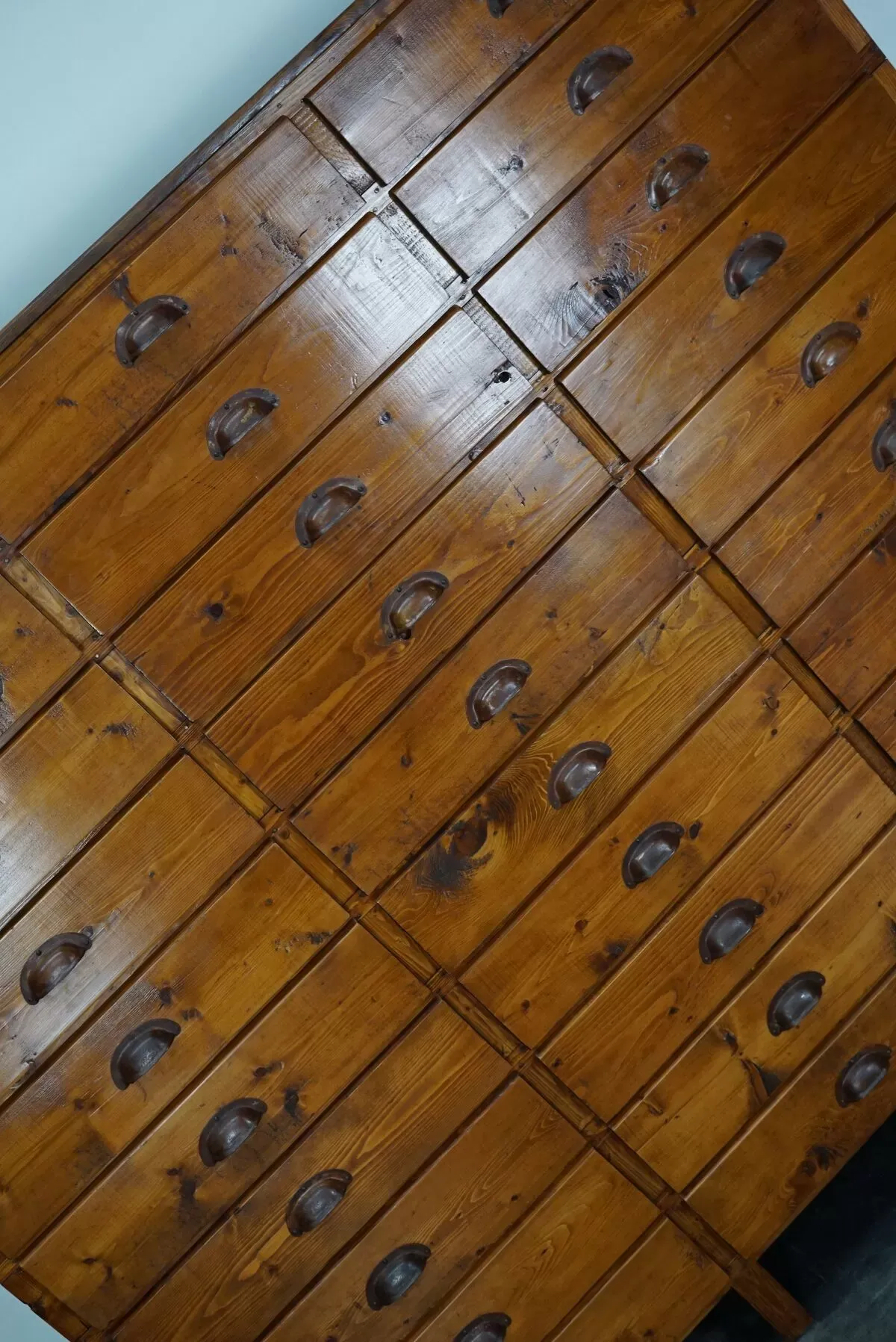 Illustration numéro 2 du produit Apothicaire industriel hollandais en pin, années 1950