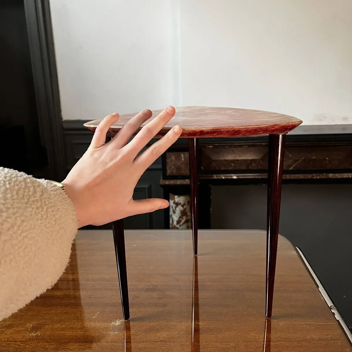 Illustration numéro 2 du produit Table basse d'appoint aldo tura en parchemin peau de chèvre teintée rouge laqué, italie ca 1950