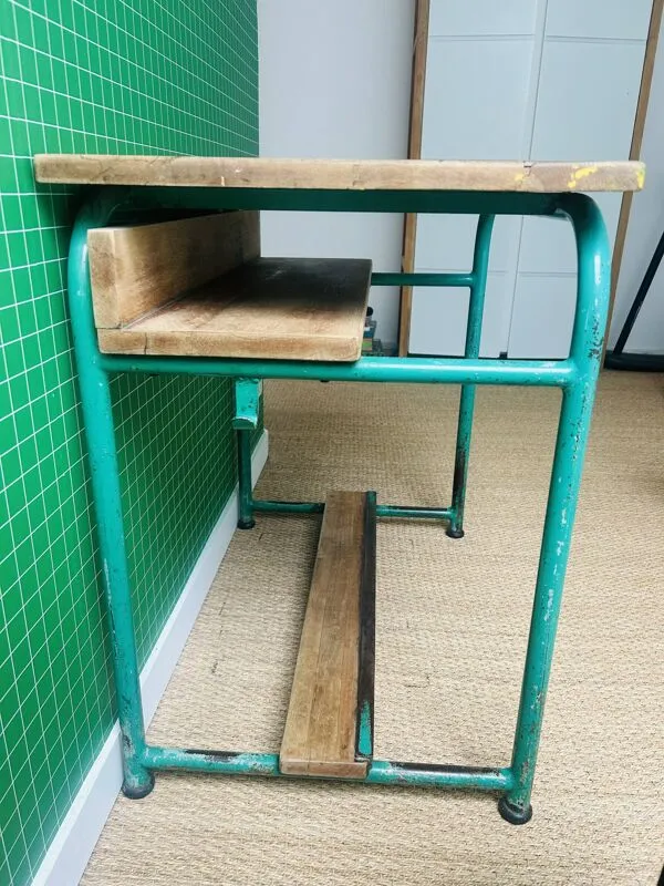 Illustration numéro 2 du produit Bureau d'écolier vintage