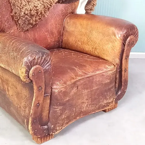 Illustration numéro 2 du produit Fauteuil en cuir clouté