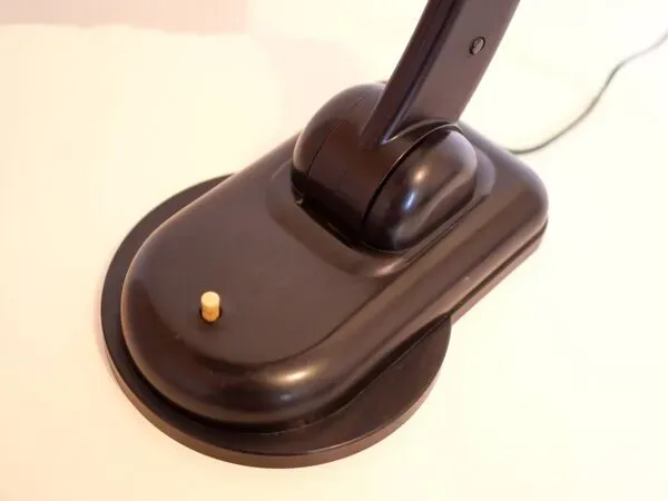 Illustration numéro 2 du produit Lampe de bureau soviétique en bakélite