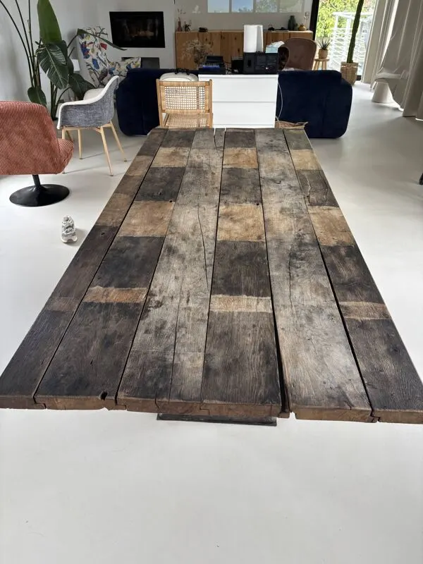 Illustration numéro 2 du produit Grande table de métier en bois ancien et fonte - 220 x 95cm