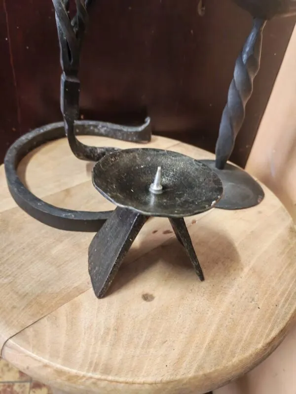 Illustration numéro 2 du produit Lot de 3 bougeoirs et pique cierge en fer forgé