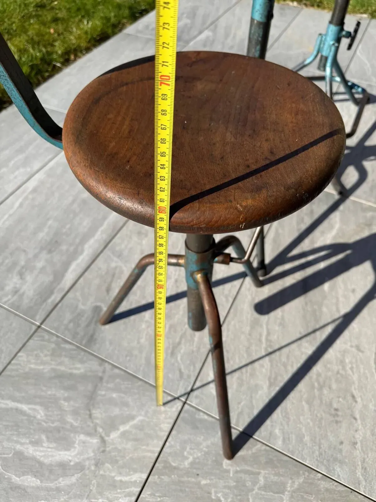 Illustration numéro 2 du produit 3 tabourets d'atelier industriels, années 50-60