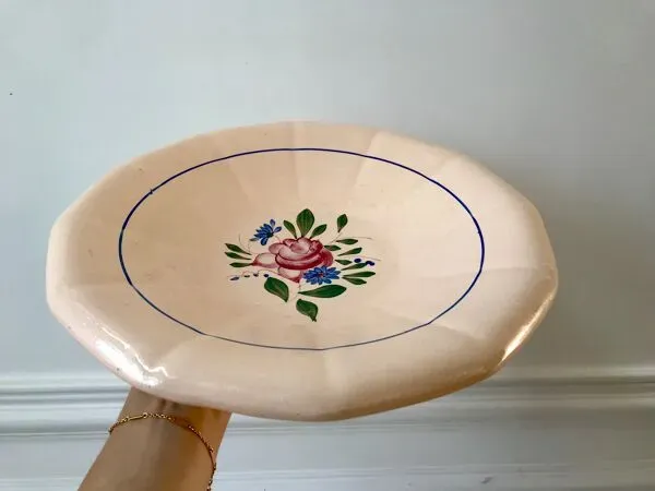 Illustration numéro 2 du produit Plat creux digoin sarreguemines beige à fleurs roses et bleues années 40