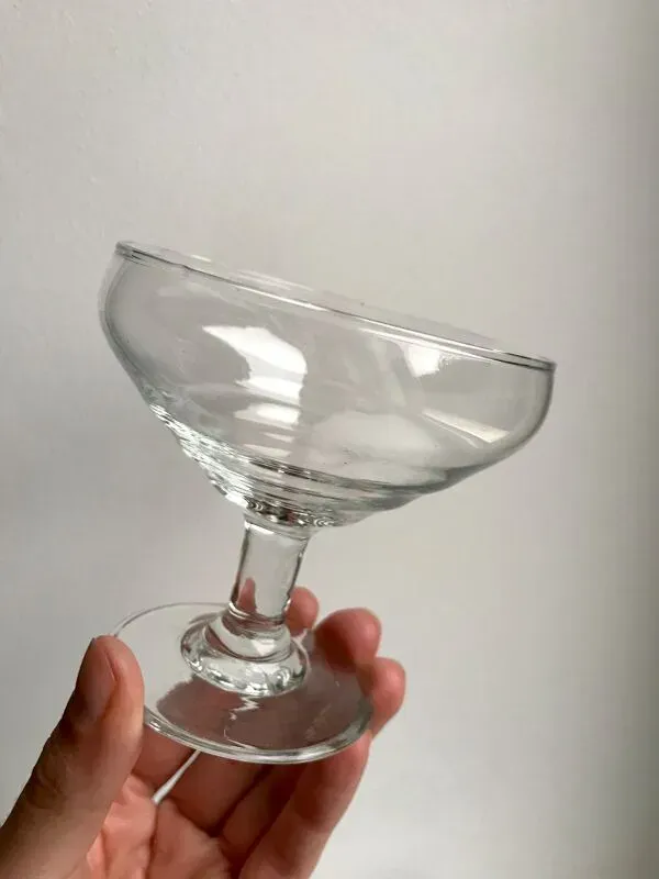 Illustration numéro 2 du produit Lot de 5 coupes à champagne anciennes années 40-50