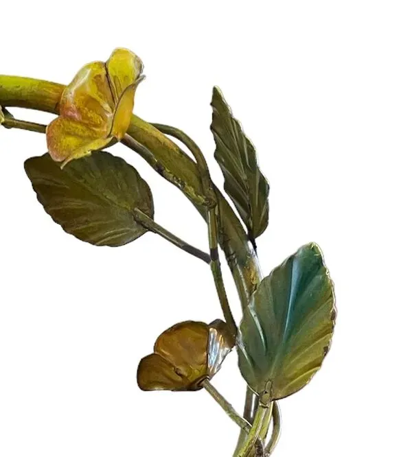 Illustration numéro 2 du produit Lampe florale stylisée en tole peinte