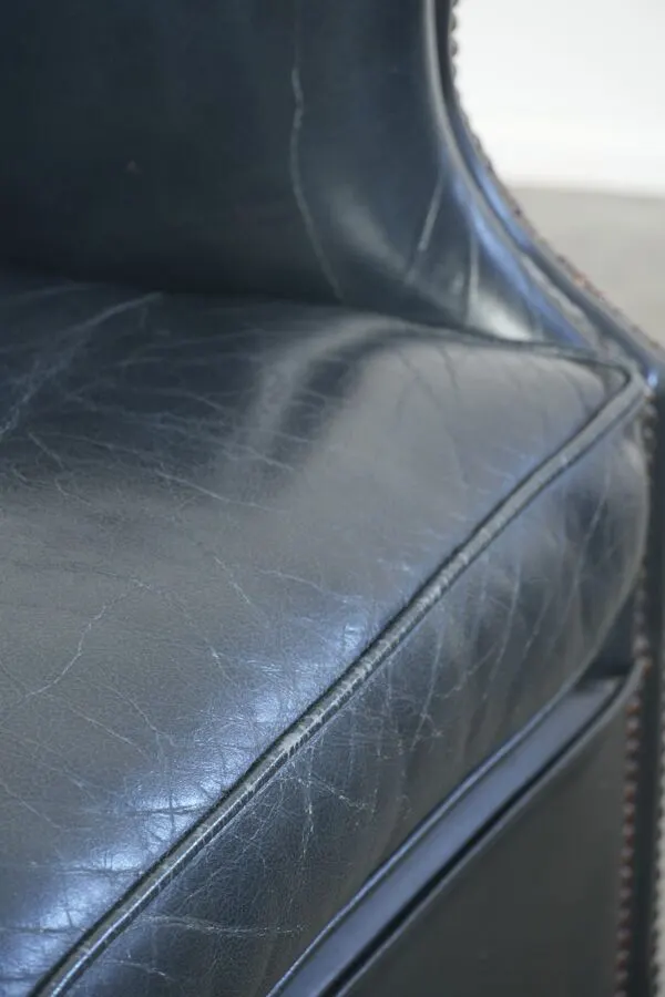 Illustration numéro 2 du produit Ensemble de fauteuils de club en cuir de vache bleu foncé avec un design unique.