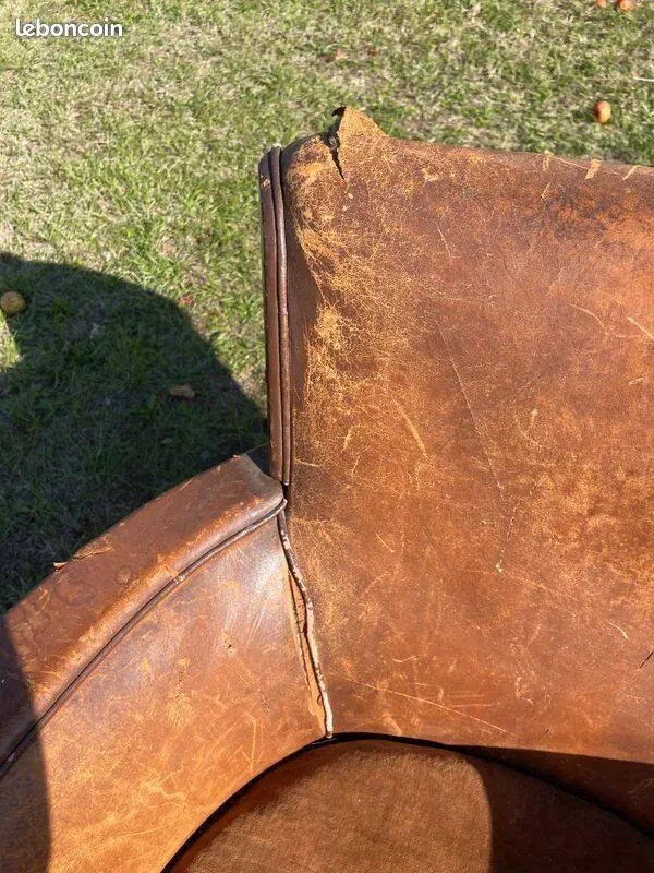 Illustration numéro 2 du produit Fauteuil club en cuir années 30