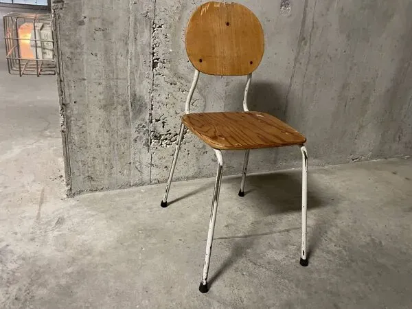 Illustration numéro 2 du produit Chaise d’école années 60