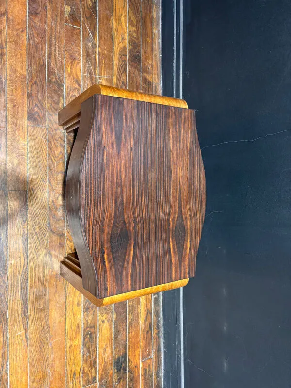 Illustration numéro 2 du produit Table d’appoint en bois massif – Charme vintage et élégance intemporel