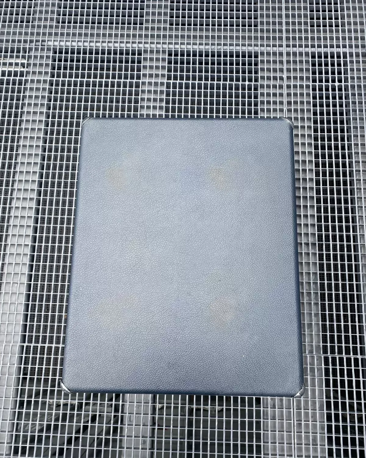 Illustration numéro 2 du produit Desserte chromée