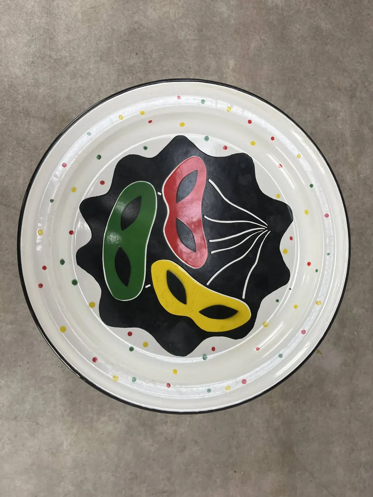 Illustration numéro 2 du produit Table d'appoint tripode vintage, tôle émaillée, années 50, bout de canapé