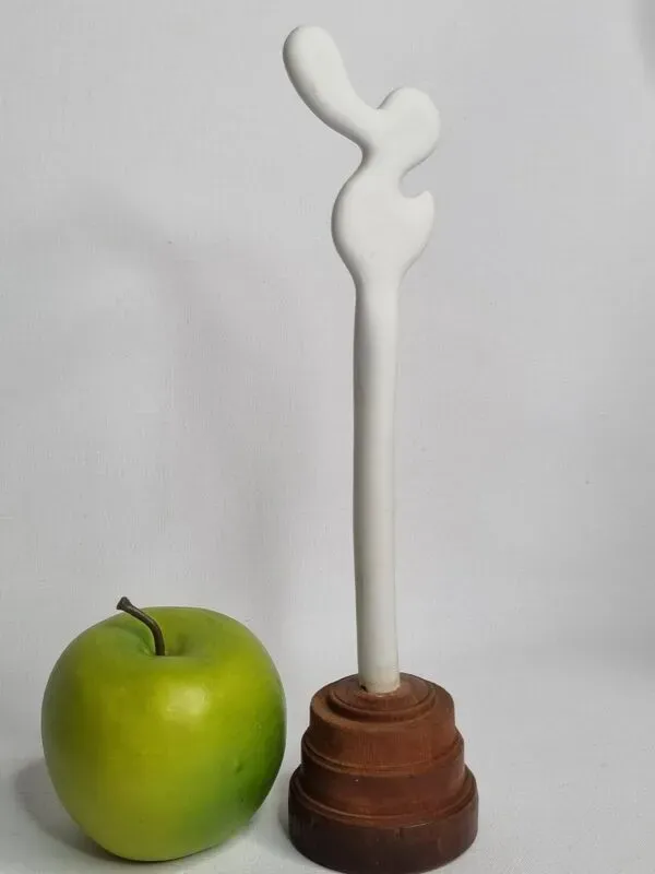 Illustration numéro 2 du produit Sculpture d’inspiration biomorphique, sur socle en bois industriel, 28 cm