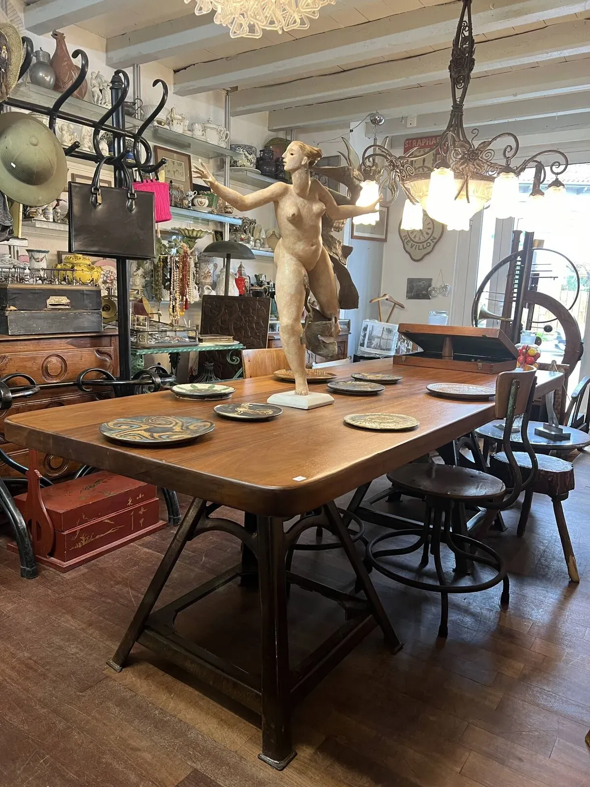 Illustration numéro 2 du produit Grande table avec pieds indus