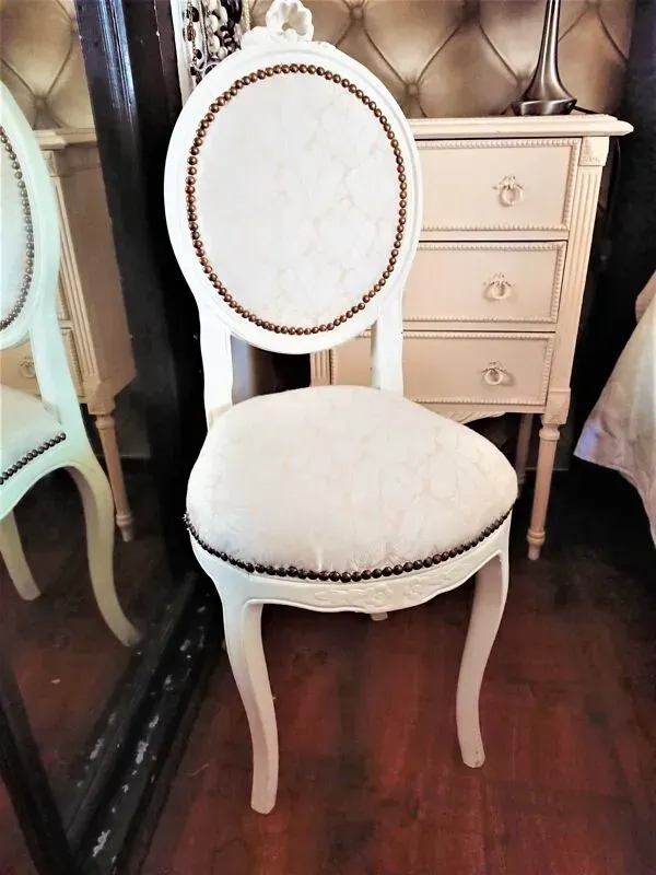 Illustration numéro 2 du produit Chaise médaillon style baroque restaurée tissu neuf jacquard  REF: 2021010203