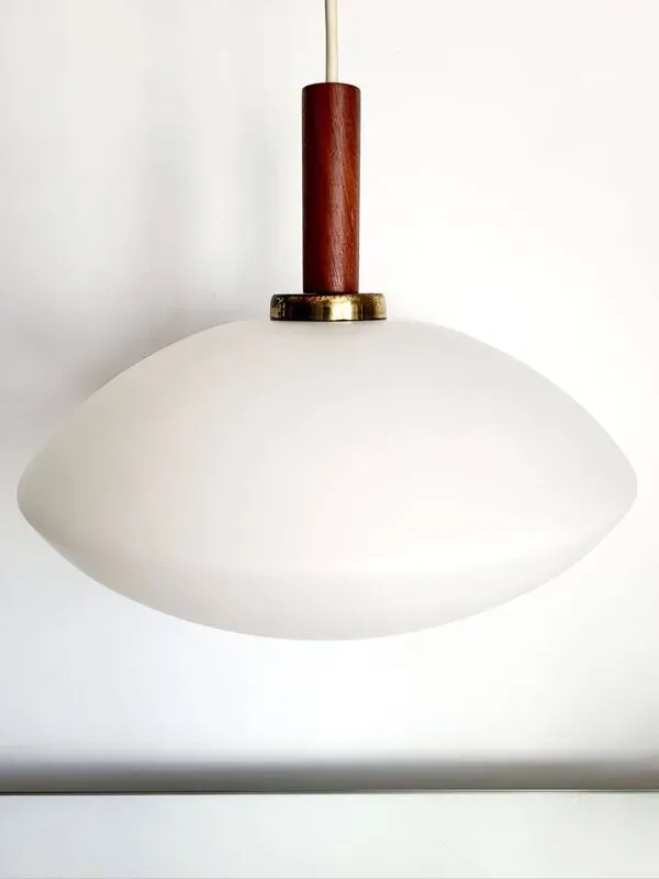 Illustration numéro 2 du produit Lampe à suspension vintage en glaçure opaline, Scandinavische stijl, teck, jaren 60
