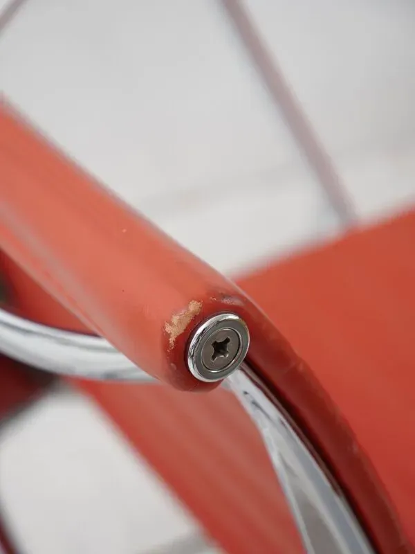 Illustration numéro 2 du produit Eames Lounge chair EA116 cuir rouge