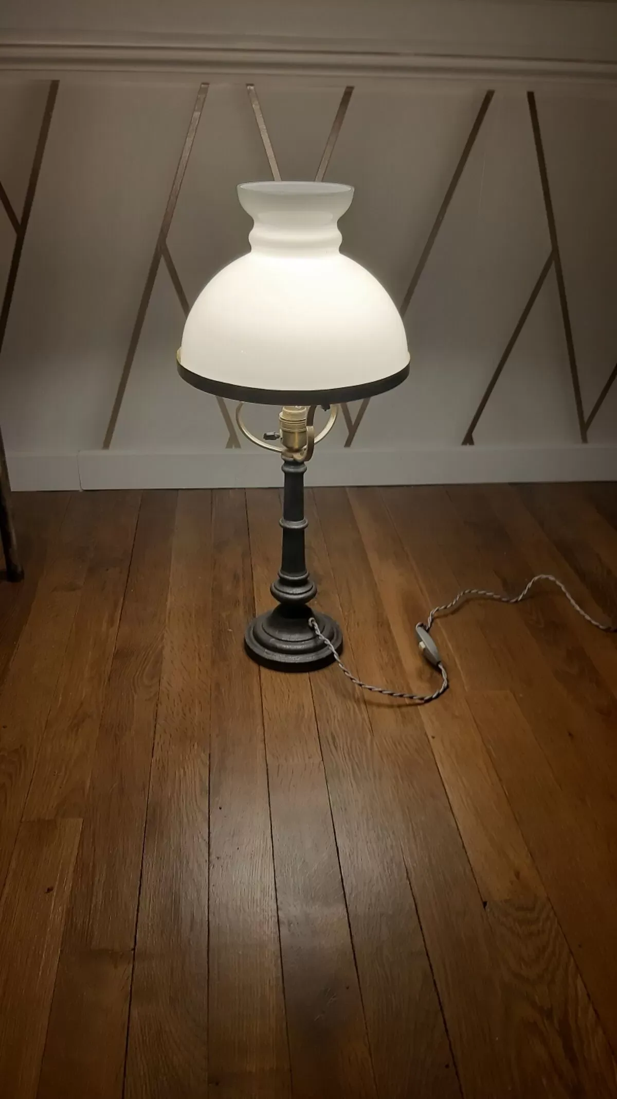 Illustration numéro 2 du produit Lampe à poser opaline