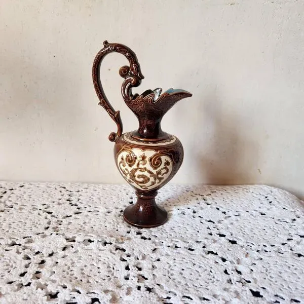 Illustration numéro 2 du produit Pichet autrichien Bodenbach Gerbing & Stephan des années 1800, style grec, détail