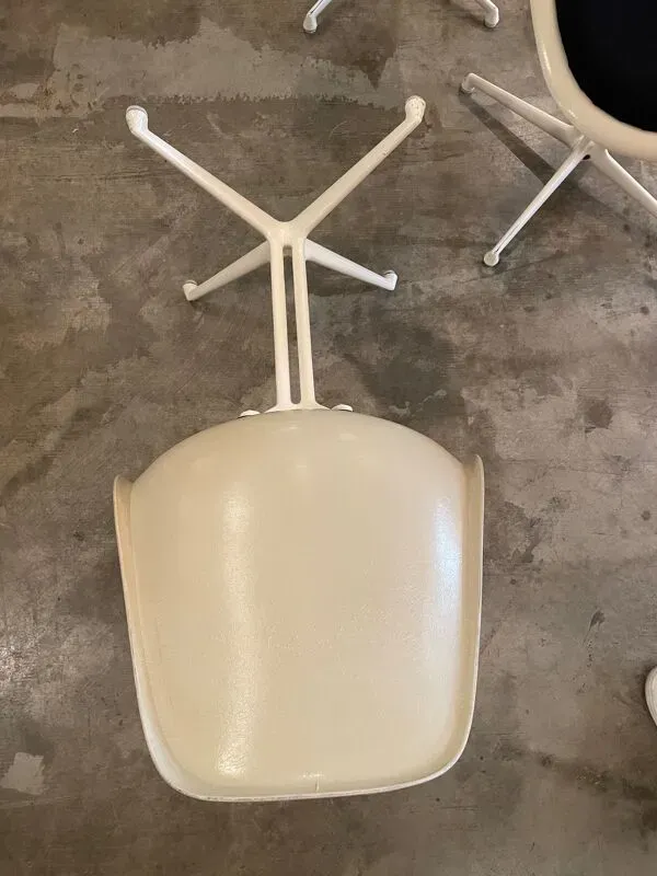 Illustration numéro 2 du produit Chaises la fonda de Charles et Ray Eames