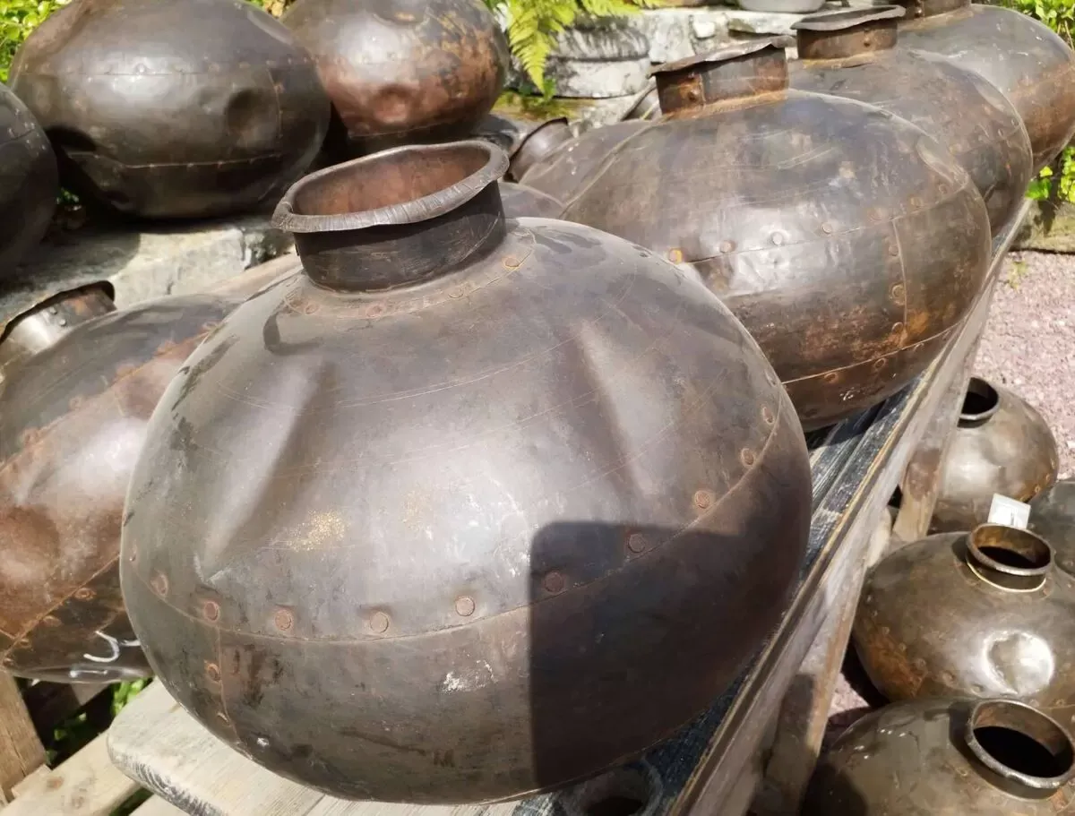 Illustration numéro 2 du produit Vase en tôle