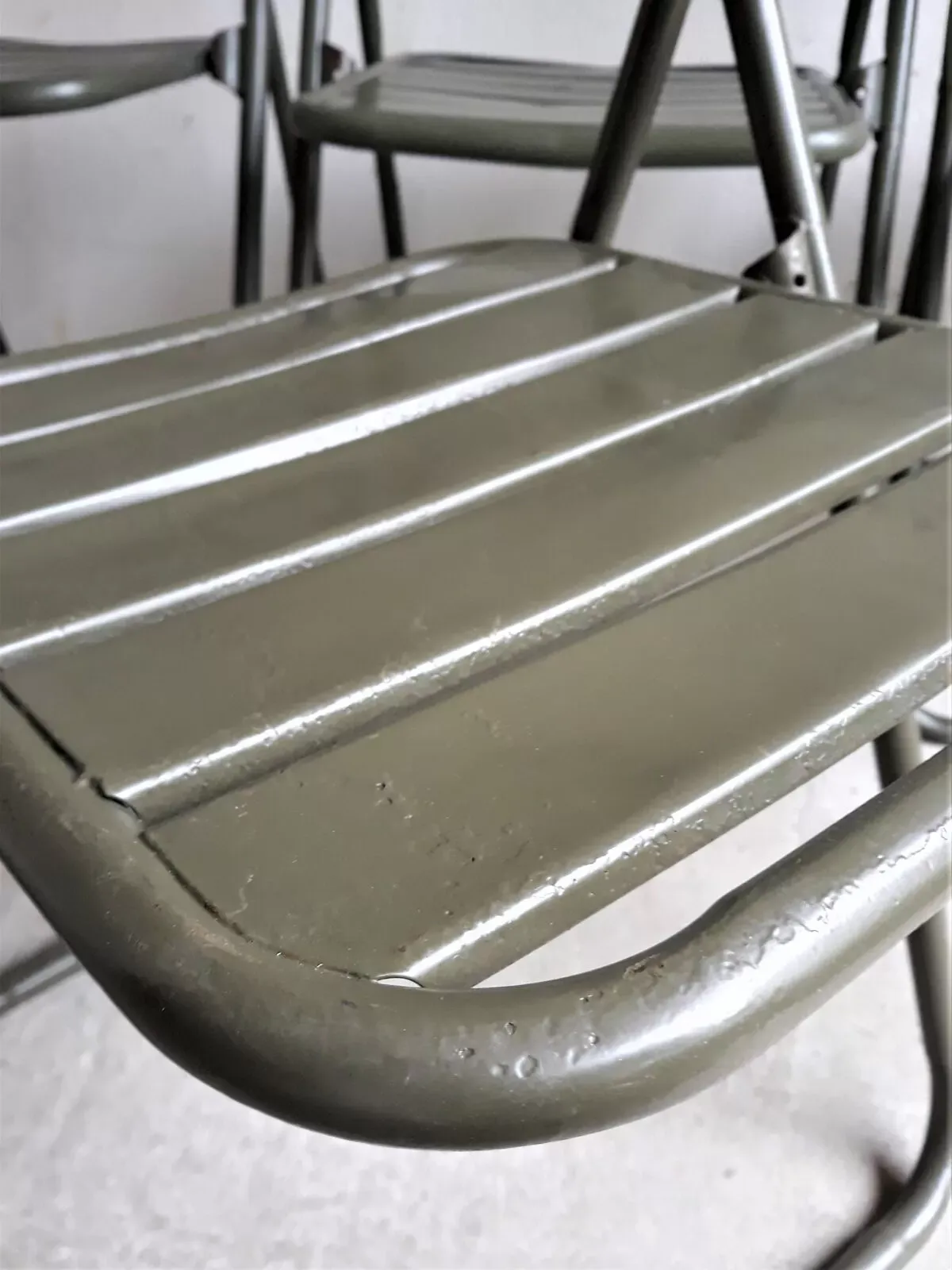 Illustration numéro 2 du produit Série de 6 chaises métal armée vert kaki pliantes vintage