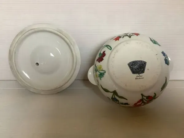 Illustration numéro 2 du produit Paire de cassolettes avec couvercles en porcelaine de Paris