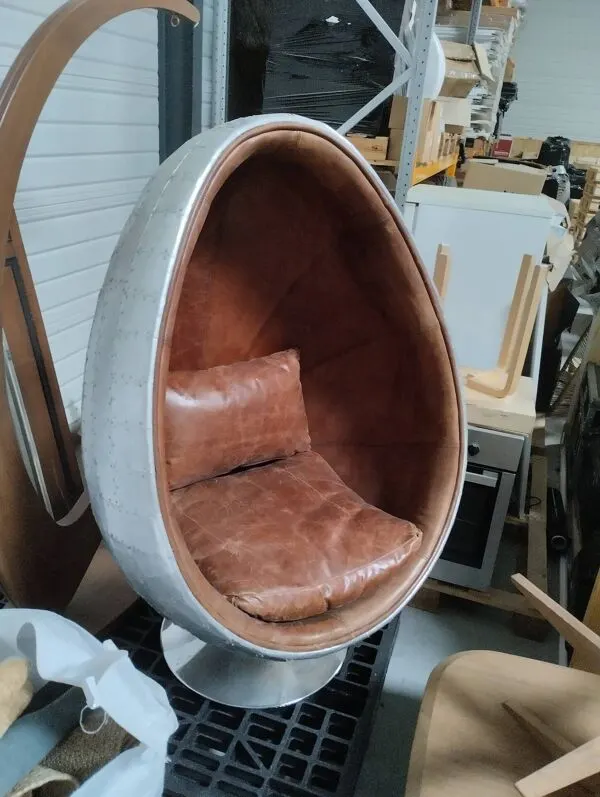 Illustration numéro 2 du produit Fauteuil œuf industriel en cuir marron « coquille »