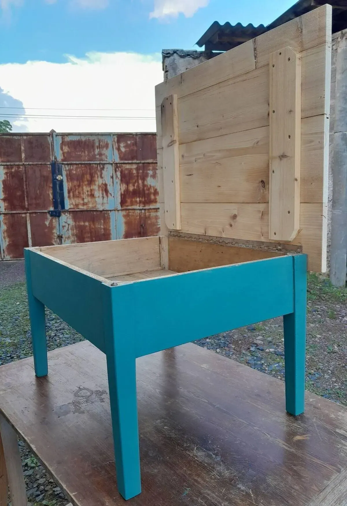 Illustration numéro 2 du produit Petite table basse coffre